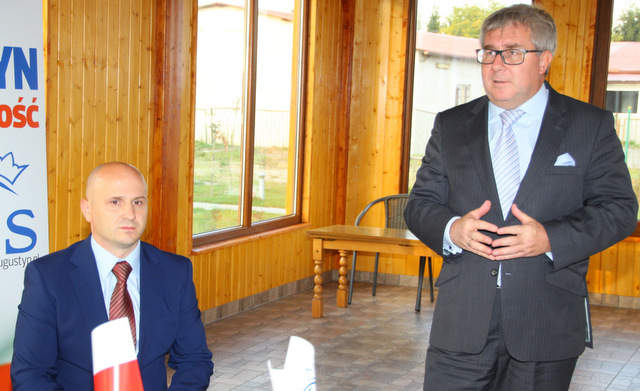 Ryszard Czarnecki, wiceprzewodniczący Parlamentu Europejskiego (z prawej) i Jacek Augustyn, kandydat na posła z PiS