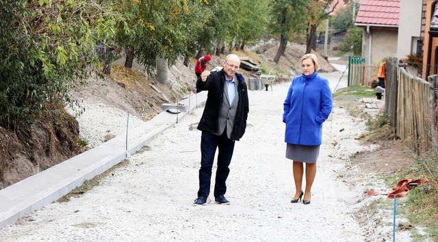Burmistrz Dorota Pawnuk i Jan Maćkała z UMiG sprawdzili stopień zaawansowania remontu ul. Ogrodowej w Kuropatniku