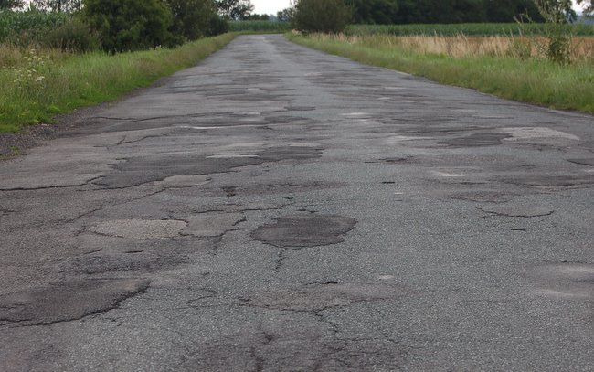 Odcinek drogi Kondratowice – Białobrzezie jest w fatalnym stanie technicznym