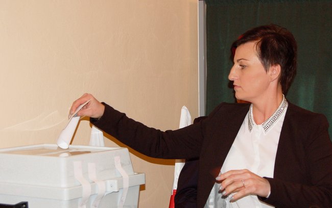 Sylwia Bujak - Porębska podczas głosowania na przewodniczącego 