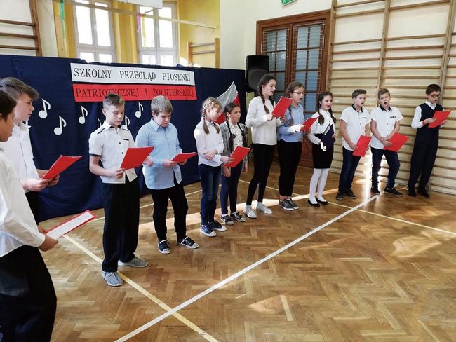 Uczniowie klasy VI zaśpiewali piosenkę pt. „Róża i bez”. Foto: SP w Wawrzyszowie
