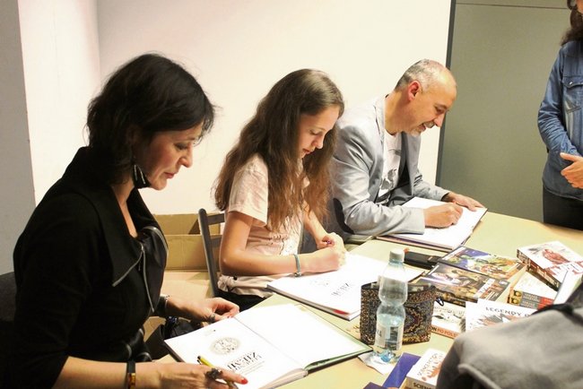 Po spotkaniu każdy mógł liczyć na autografy autorów. Od prawej Tomasz Duszyński, Blanka Duszyńska i Monika Łukasik-Duszyńska