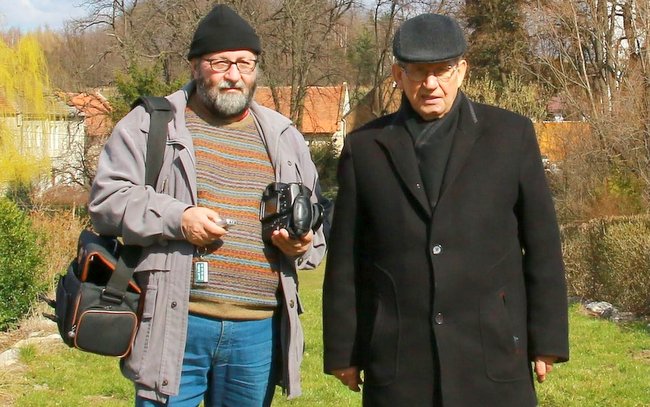 Ks. Stanisław, z prawej, opowiedział naszemu dziennikarzowi historie nowoleskich kapliczek