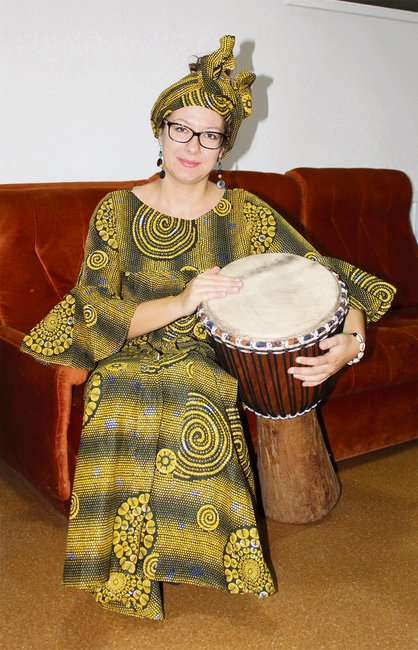 Paulina Muszyńska w tradycyjnej, gambijskiej sukience z bębnem djembe