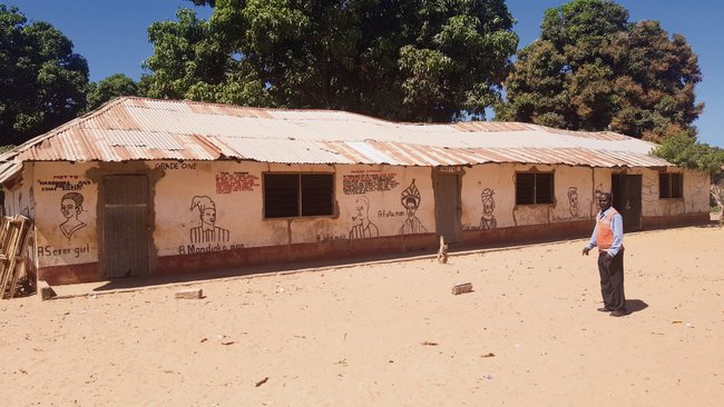 Szkolny budynek w Gambii nie przypomina tych, które możemy zobaczyć  w Polsce