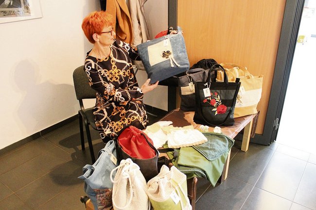 Strzelinianka Ewa Chamuczyńska zaprezentowała torebki szyte na maszynie i dziergane na szydełku