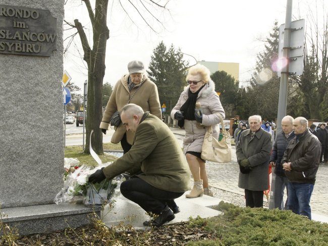 Kwiaty pod obeliskiem złożyli Sybiracy ze Strzelina i Wrocławia. Na pierwszym planie Marek Charowski