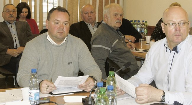 Obradom przysłuchiwali się mieszkańcy gminy. Na pierwszym planie radni (od lewej) Adam Szczepankiewicz i Piotr Zasłucki