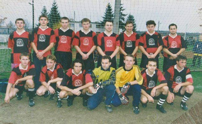 Paweł już w młodym wieku grał z seniorami. Na zdjęciu drużyna Ogniska, a Kubat trzeci od prawej w dolnym rzędzie