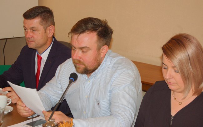 Michał Pakuła (w środku) przewodniczył komisji skrutacyjnej