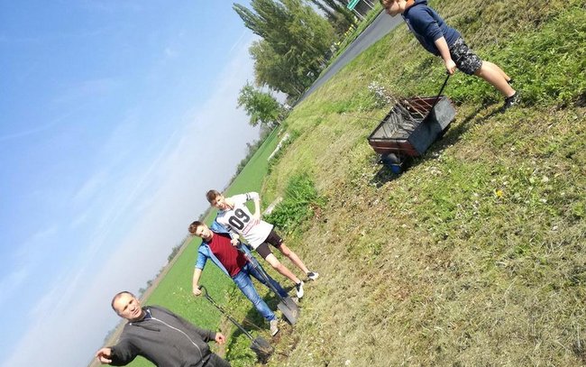 Akcję sadzenia drzew przeprowadzili uczniowie ZSP w Prusach