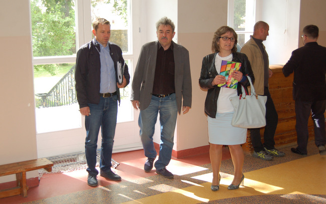 Przedstawiciele komisji i dyrektor Zespołu Placówek Oświatowych Beata Schaffner podczas wizytacji szkoły w Skoroszowicach