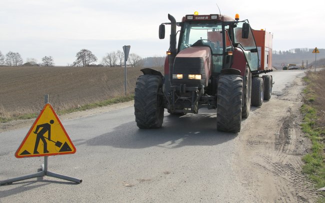 W połowie marca pracownicy Powiatowego Zarządu Dróg w Strzelinie łatali dziury przy skrzyżowaniu Gołostowic z Górką Sobocką