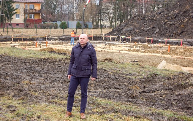 Wójt gminy Kondratowice Wojciech Bochnak jest zadowolony  z przebiegu prac budowlanych