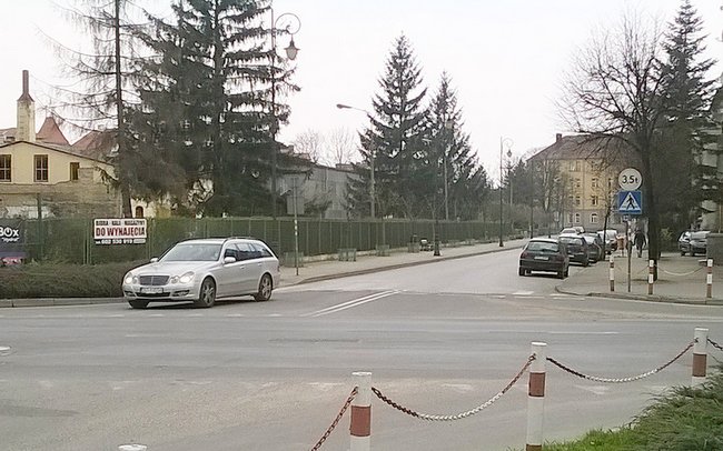 Obecnie na całej długości ul. Adama Mickiewicza samochody mogą parkować tylko po jednej stronie