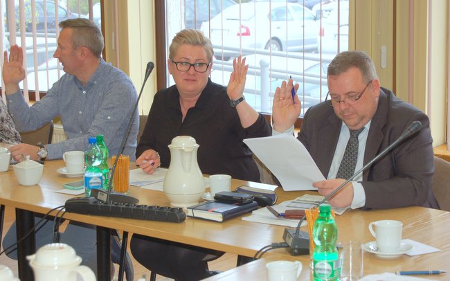 Uchwała budżetowa została podjęta jednogłośnie. Od lewej radni: Tomasz Gracz, Agnieszka Bugryn i Norbert Raba