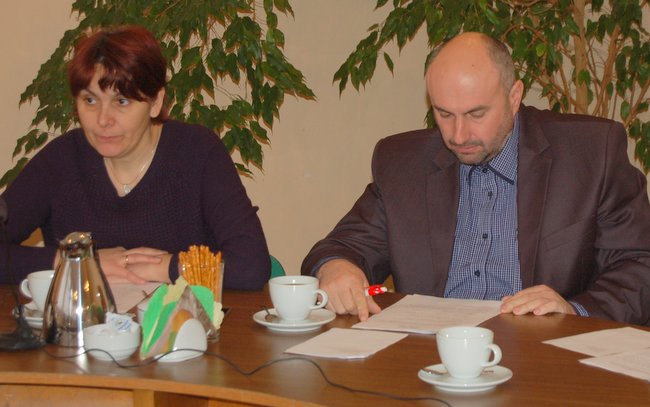 Radni zaakceptowali zmiany w budżecie gminy. Na zdjęciu Joanna Pieczonka i Wiesław Misiewicz