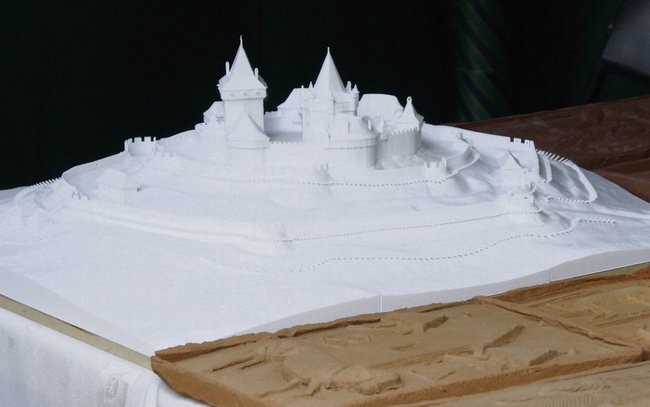 Model 3D kompleksu obronnego na Gromniku z XV wieku