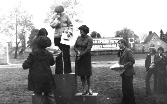 Wręczanie nagród na zawodach, w których brali udział spółdzielcy z GS. 1 maja 1978r.
