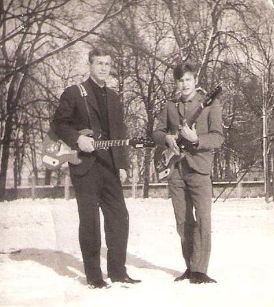 Zima 1967/68. Zygmunt Goraj i Włodzimierz Ludian (po prawej) z gitarami zakupionymi przez szkołę. Foto: archiwum W. Ludian