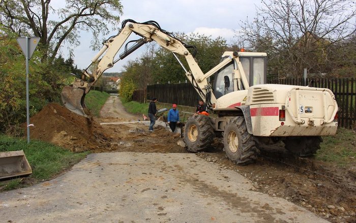 akres prac obejmuje m.in. wykonania ścieku z prefabrykatów żelbetowych, studzienki kanalizacji deszczowej oraz nowej warstwy ścieralnej o nawierzchni bitumicznej.Foto: UMiG Strzelin