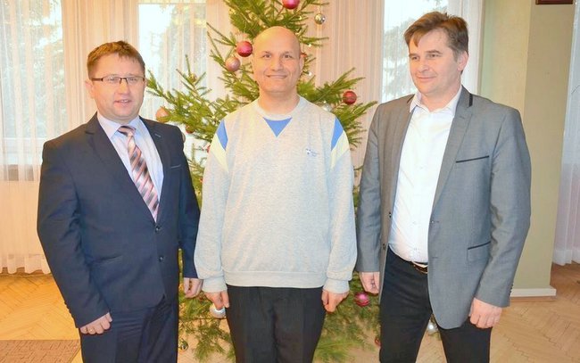 Tomasz Pawłowski (w środku) ze starostą Markiem Warcholińskim (z lewej) i wicestarostą Aleksandrem Ziółkowskim (fot. profil facebook Starostwa Powiatowego w Strzelinie)