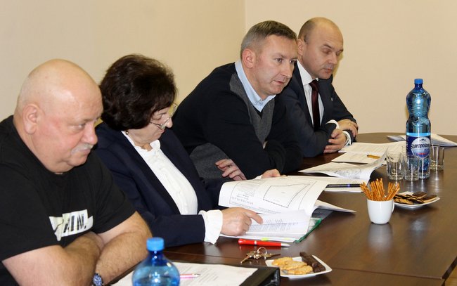 Wójt Kondratowic Wojciech Bochnak (pierwszy z lewej)stwierdził, że nikt nie ma wpływu na wyroki sądu