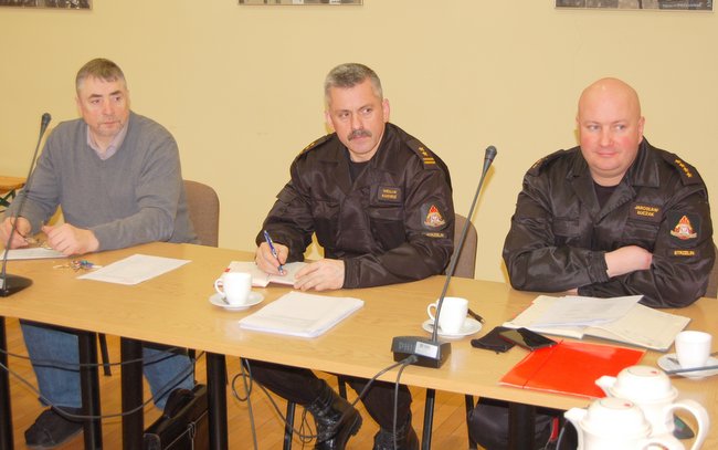 Jarosław Łuczak (z prawej) z Komendy Powiatowej Państwowej Straży Pożarnej w Strzelinie poinformował, jakie działania podejmie zespół zarządzania kryzysowego w tym roku
