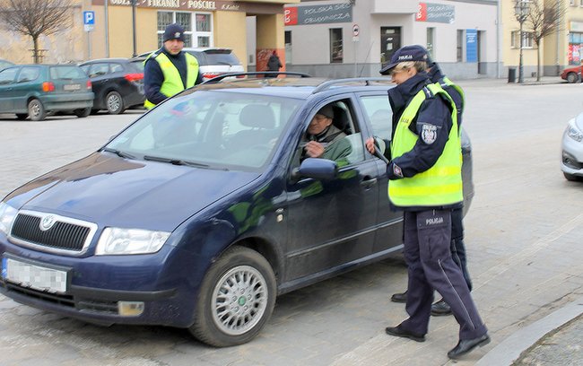 Funkcjonariusze kontrolowali pojazdy pod kątem przestrzegania przepisów ruchu drogowego