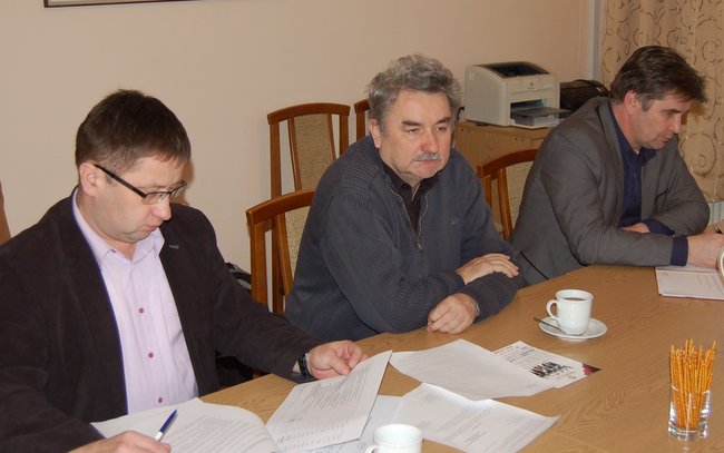 Radny Piotr Rozenek (w środku) pytał m.in. o zobowiązania szpitala wobec urzędu skarbowego