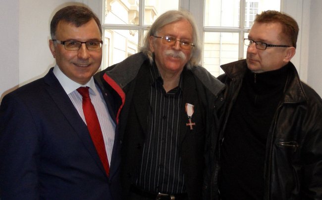Janusz Czachorowski (w środku) po odznaczeniu. Gratulacje składają uczniowie strzelińskiego LO Zbigniew Jagiełło (z lewej) i Ludwik Siedlarz, maturzyści z 1983 roku