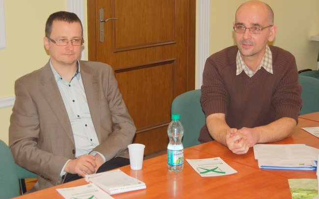 Warto wprowadzać inicjatywę uchwałodawczą, bo mieszkańcy uczą się jak działa samorząd – powiedział Rafał Wójkowski ze Stowarzyszenia Aktywności Obywatelskiej Bona Fides (z lewej)