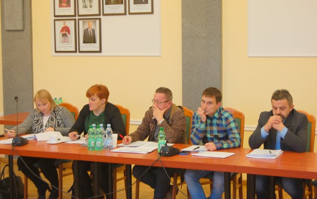 Radna Magdalena Siedlarz (z lewej) odniosła się do słów radnej Renaty Dobuckiej w sprawie skargi ReAnimatora
