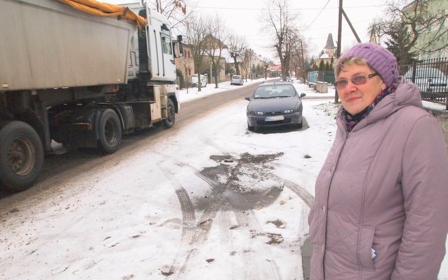 - Mamy spory problem z ciężarówkami – mówi Elżbieta Błasiak