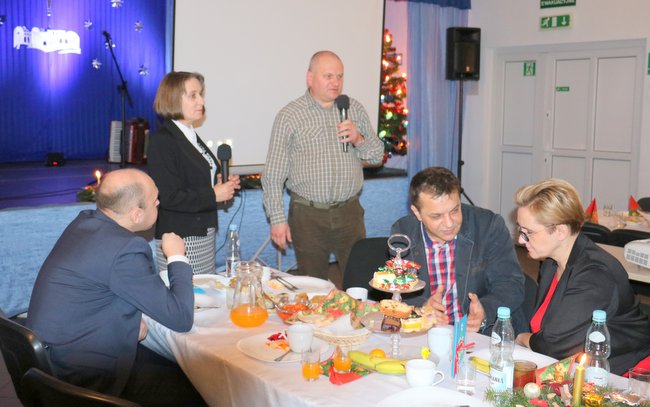 Wicedyrektor ZSP w Prusach Ewa Majewska (z lewej) opowiedziała o pomyśle i organizacji Wigilii Kresowiaków
