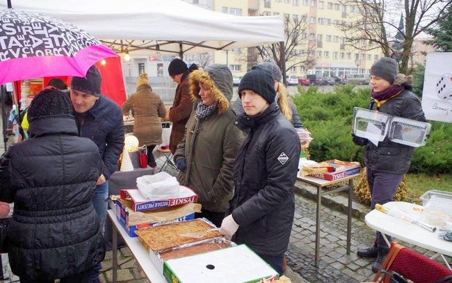 Wolontariusze ,,Gramy o życie” podczas Jarmarku Bożonarodzeniowego w Strzelinie (fot. profil facebookowy stowarzyszenia)