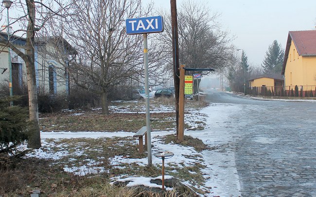 Przez brak informacji o postoju taksówek w całym mieście, przyjezdni nie wiedzą, gdzie go szukać