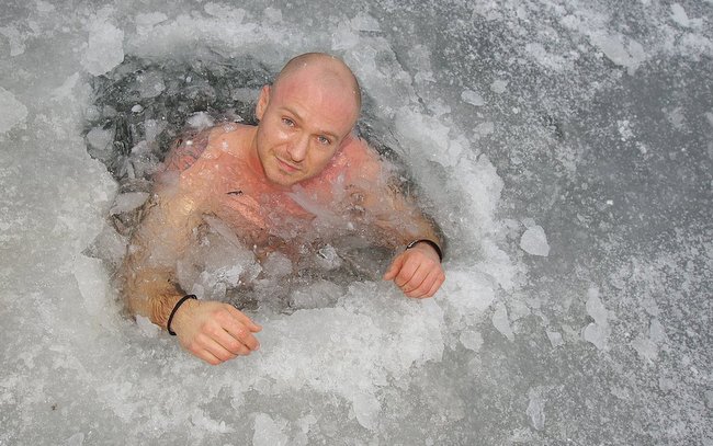 Artur Jakubiec siedząc w lodowatej wodzie wygląda jakby brał kąpiel w wannie