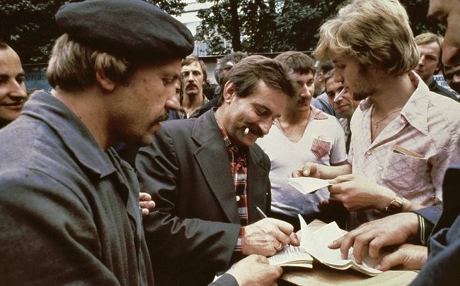 Stocznia Gdańska. Lech Wałęsa rozdaje autografy podczas strajku w sierpniu 1980 roku. Foto: wikipedia