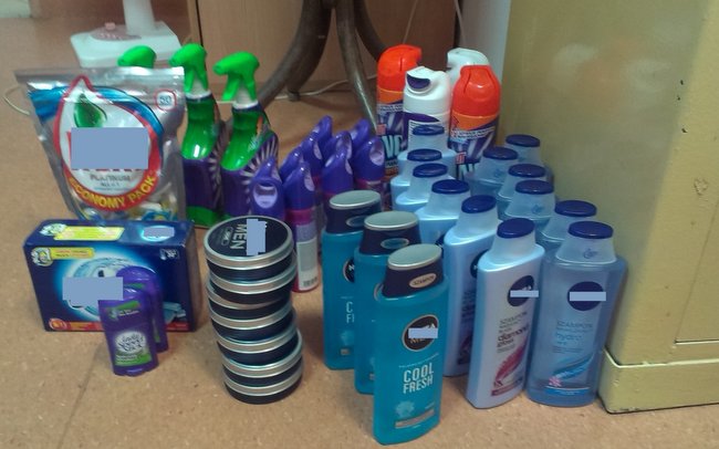 21-latek okradał sklepy z kosmetyków i środków chemicznych (fot. KPP w Strzelinie)