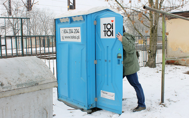 Ogólnie dostępna, przenośna toaleta pojawiła się przy budynku strzelińskiego dworca PKP około miesiąc temu