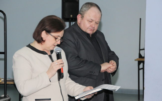 Wicedyrektor Agnieszka Smalec odczytała list ministra edukacji narodowej do rodziców i opiekunów uczniów. Obok dyrektor Mariusz Michułka