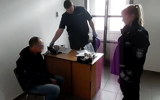 Strzelińscy policjanci ujęli sprawców i osadzili ich w policyjnym areszcie, wcześniej zabrali ich rzeczy do depozytu. Foto: KPP Strzelin