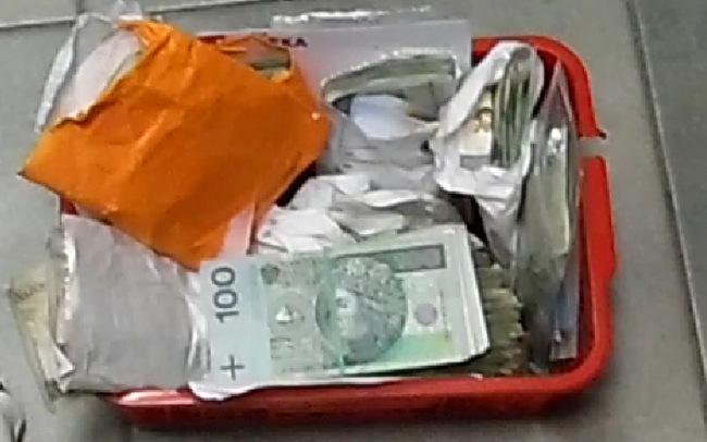 Złodzieje uciekając wyrzucili plastikowy koszyk,  w którym były m.in. pieniądze. Foto: KPP Strzelin