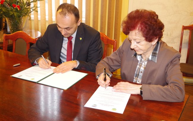 Burmistrz Alicja Bira i wójt Jarosław Taranek podpisali list intencyjny dotyczący rozwoju turystyki w obu gminach