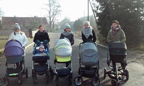 Jak na spacer, to najlepiej w kilka wózków. Na zdjęciu od lewej: Ania, Kasia, Justyna, Beata i Patrycja