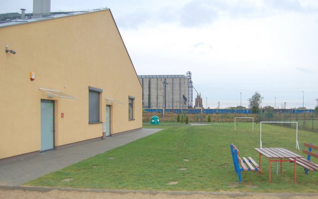 Przedszkole miejskie przy ul. Ogrodowej w Strzelinie będzie miało nowe sale. Powstaną w miejscu widocznego na zdjęciu trawnika.