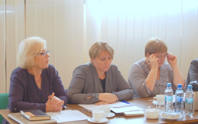 Kierownik Gminnego Zespołu Oświaty Beata Romanowska (w środku) tłumaczyła, jakie będą zadania Centrum Usług Wspólnych