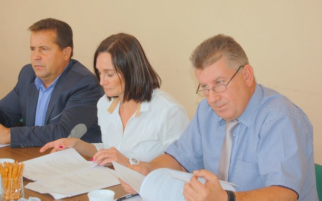 Radni pozytywnie zaopiniowali każdą omawianą uchwałę (od lewej): Józef Tomera, Wioletta Piątek i Krzysztof Hutnik