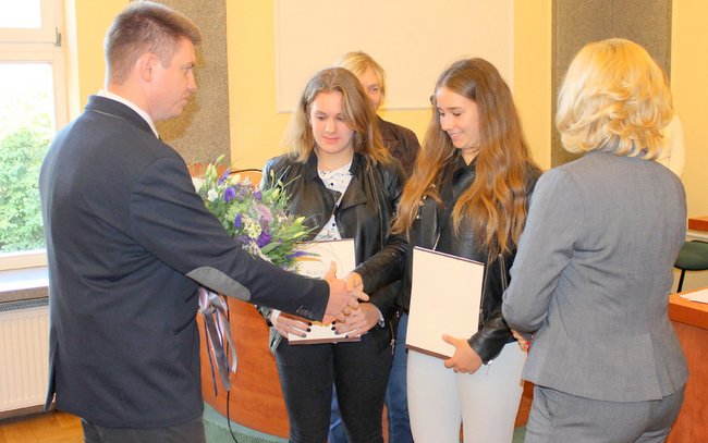 Kwiaty i listy gratulacyjne otrzymały siatkarki UKS „Tygrysy Strzelin” Barbara Wilk i Kamila Żołądek